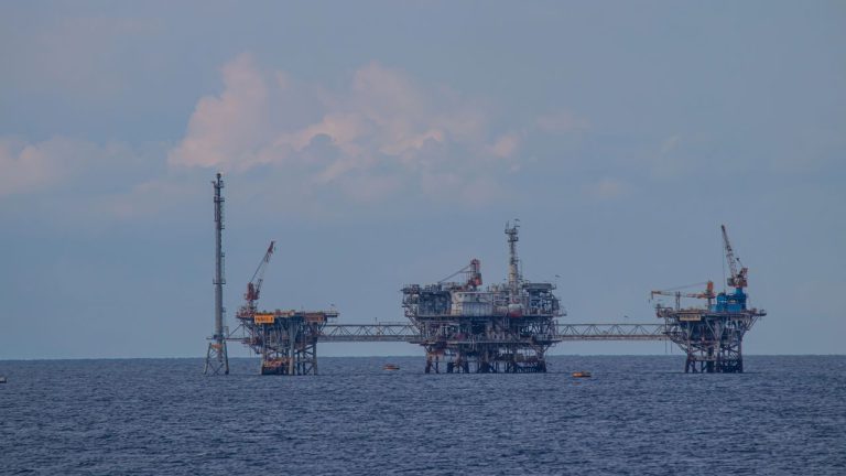 Cotația petrolului a crescut după amenințările lui Trump. Piețele globale sunt în declin din cauza tensiunilor. Cotatia petrolului a crescut dupa amenintarile lui Trump Pietele globale sunt in declin din cauza tensiunilor