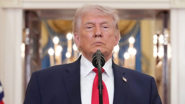 Donald Trump anunță o creștere cu 25% a tarifelor vamale pentru automobilele și camioanele europene care intră în SUA. Donald Trump anunta o crestere cu 25 a tarifelor vamale pentru automobilele si camioanele europene care intra in SUA