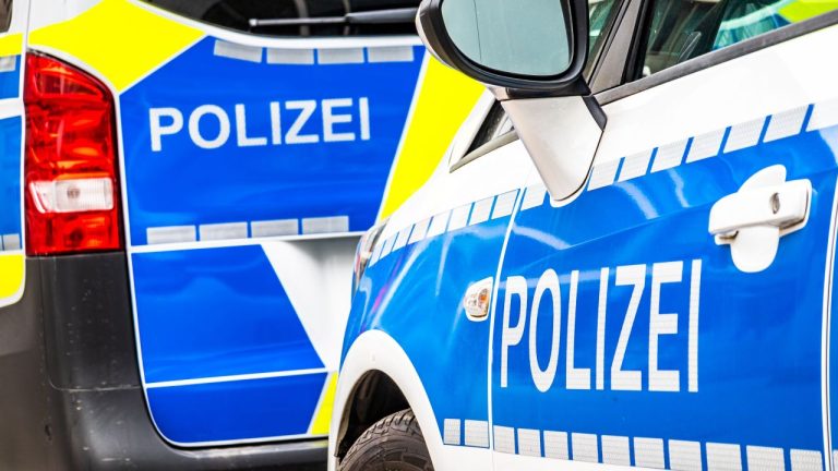 Două persoane și-au pierdut viața, iar alte câteva au fost rănite după ce o mașină a intrat în mulțime în centrul unui oraș din Germania. Doua persoane si au pierdut viata iar alte cateva au fost ranite dupa ce o masina a intrat in multime in centrul unui oras din Germania