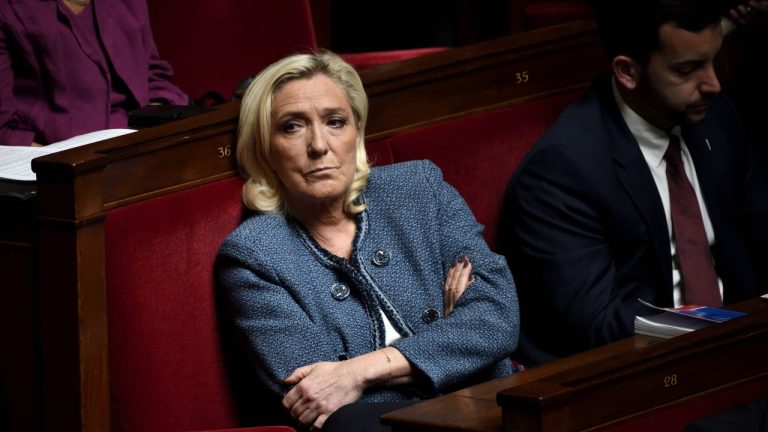 Marine Le Pen nu intenționează să retragă Franța din UE, dar avertizează că vor exista schimbări dacă va câștiga în 2027. Marine Le Pen nu intentioneaza sa retraga Franta din UE dar avertizeaza ca vor exista schimbari daca va castiga in 2027