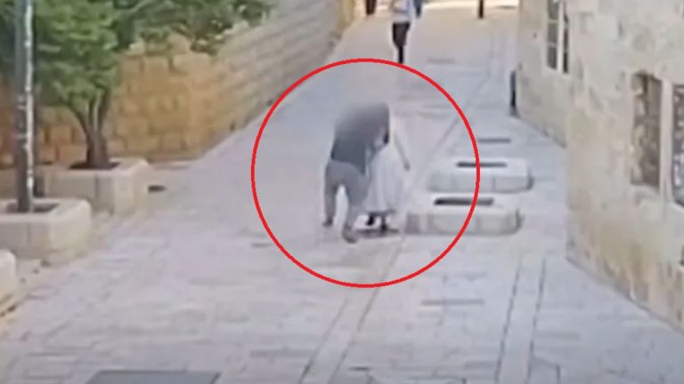 Momentul in care o calugarita este atacata de un barbat in Ierusalim Incidentul filmat starneste un val de reactii VIDEO
