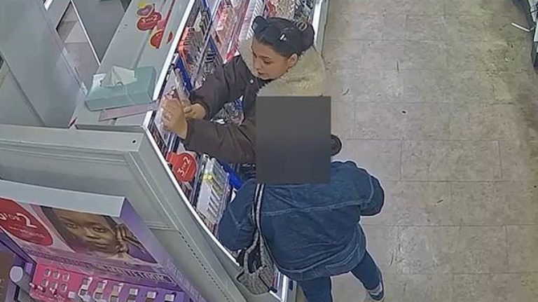 Momentul în care o româncă fură produse cosmetice dintr-un magazin din Londra, provocând un prejudiciu de 115.000 de euro. VIDEO. Momentul in care o romanca fura produse cosmetice dintr un magazin din Londra provocand un prejudiciu de 115000 de euro VIDEO