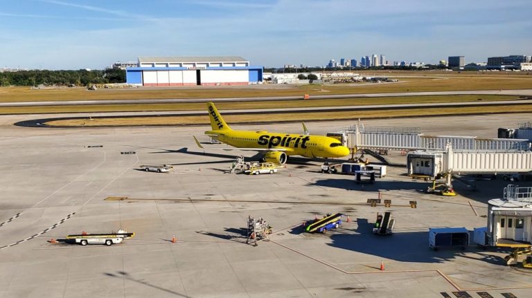 O companie aeriana anuleaza toate zborurile si intra in faliment lasand 17000 de angajati fara loc de munca