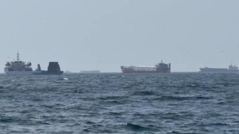 O navă sud-coreeană a fost cuprinsă de flăcări în Strâmtoarea Ormuz. Ar putea avea loc o explozie la bord. O nava sudcoreeana a fost cuprinsa de flacari in Stramtoarea Ormuz Ar putea avea loc o explozie la bord
