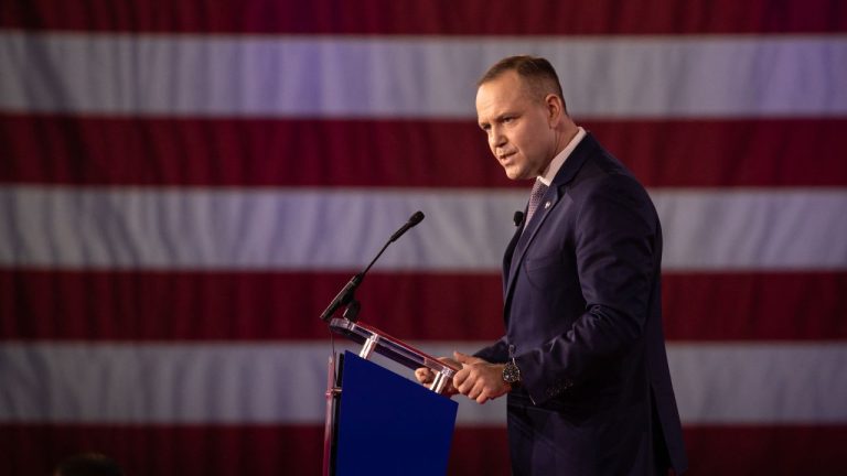 Președintele Poloniei intenționează să revizuiască Constituția. Tusk i-a recomandat să respecte mai întâi legea în vigoare. Presedintele Poloniei intentioneaza sa revizuiasca Constitutia Tusk i a recomandat sa respecte mai intai legea in vigoare