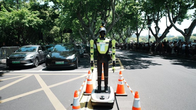 Roboți polițiști au reglat traficul în China, cu ocazia vacanței de 1 Mai. GALERIE FOTO Roboti politisti au reglat traficul in China cu ocazia vacanzei de 1 Mai GALERIE FOTO