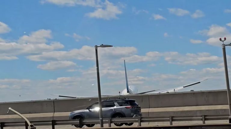 Un avion Boeing 767 a colizionat cu un camion înainte de aterizarea pe aeroportul Newark, SUA. Șoferul a fost rănit. VIDEO Un avion Boeing 767 a colizionat cu un camion inainte de aterizarea pe aeroportul Newark SUA Soferul a fost ranit VIDEO