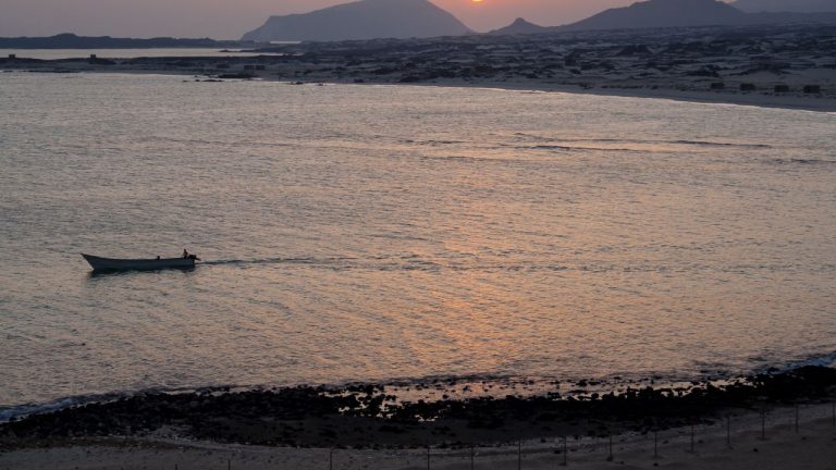 Un petrolier a fost deturnat în apropierea Yemenului și a fost îndreptat spre Somalia. Amenințarea atacurilor maritime crește. Un petrolier a fost deturnat in apropierea Yemenului si a fost indreptat spre Somalia Amenintarea atacurilor maritime creste