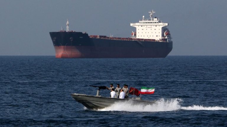 Tensiuni extreme în Ormuz. Iranul amenință cu atacarea forțelor SUA care însoțesc navele blocate. tensiuni extreme in ormuz iranul ametinta cu atacarea fortelor sua care insotesc navele blocate