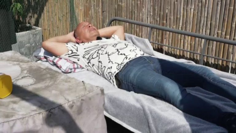 „Dorm în pijama sub cerul liber”. Oamenii caută soluții extreme pe măsură ce temperaturile ajung la 40 de grade în Europa. Dorm in pijama sub cerul liber Oamenii cauta solutii extreme pe masura ce temperaturile ajung la 40 de grade in Europa
