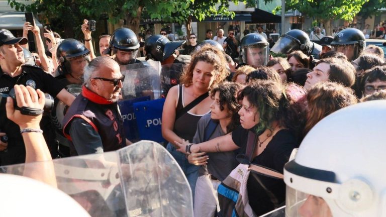 Marșul Pride, interzis la Istanbul. Poliția a instalat bariere în jurul Pieței Taksim și a reținut o jurnalistă Marsul Pride interzis la Istanbul Politia a instalatt bariere in jurul Pietei Taksim si a retinut o jurnalista