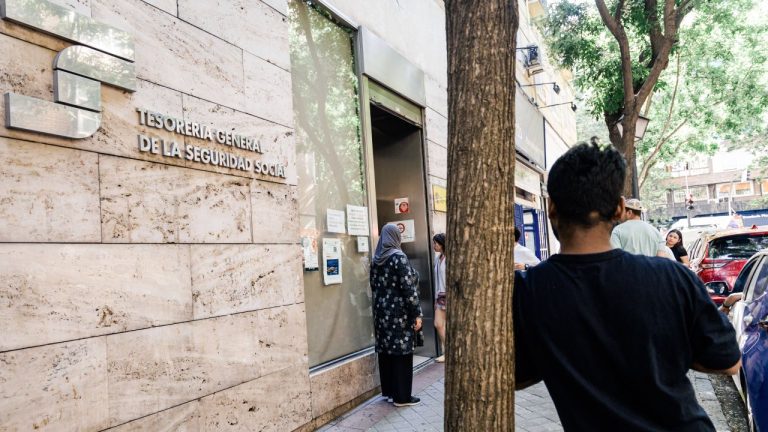 Record de cereri depuse de migranți pentru legalizarea șederii în Spania. Termenul expiră în câteva ore. Record de cereri de depuse de migranti pentru legalizarea sederii in Spania Termeniul expira in cateva ore