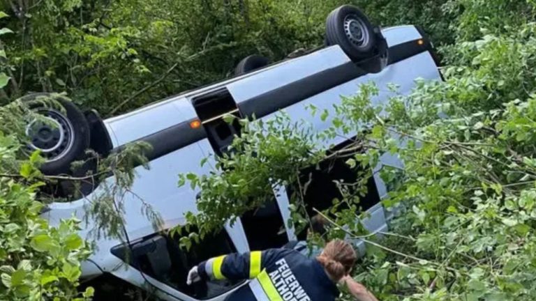 Un microbuz cu opt români a plonjat într-o prăpastie în Austria. Cinci femei au fost transportate la spital. Un microbuz cu opt romani a plonjat intr o prapastie in Austria Cinci femei au fost transportate la spital