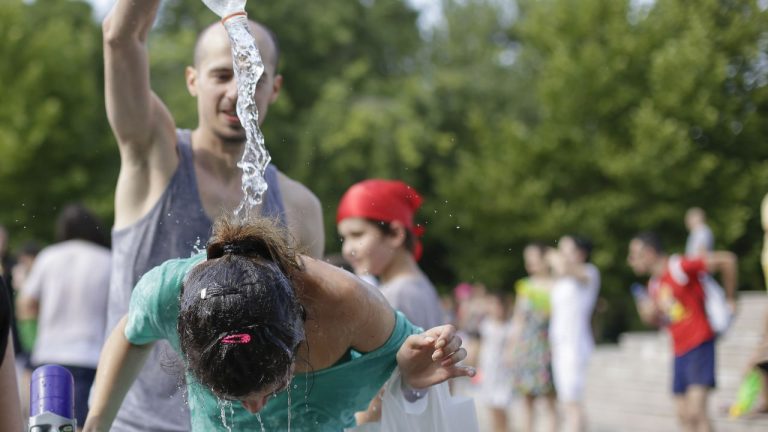 Valul de căldură stabilește noi recorduri. Germania, Cehia și Danemarca înregistrează temperaturi fără precedent. Valul de caldura stabileste noi recorduri Germania Cehia si Danemarca inregistreaza temperaturi fara precedent