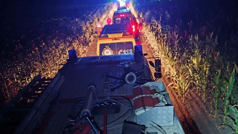 Zeci de polițiști și pompieri au devastat un lan de porumb în timpul nopții, după un apel de ajutor. Ce au descoperit i-a lăsat fără cuvinte. Zeci de policisti si pompieri au devastat un lan de porumb in timpul noptii dupa un apel de ajutor Ce au descoperit i a lasat fara cuvinte