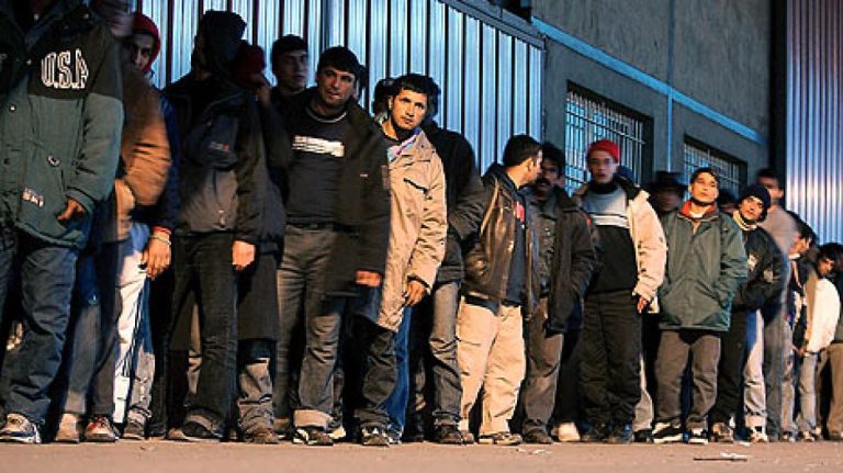 Aproape un milion de migranți fără acte solicită statut legal în Spania, în timp ce UE își întărește politica de migrație. aproape un milion de migranti fara acte solicita statut legal in spania in timp ce ue isi intareste politica de migratie