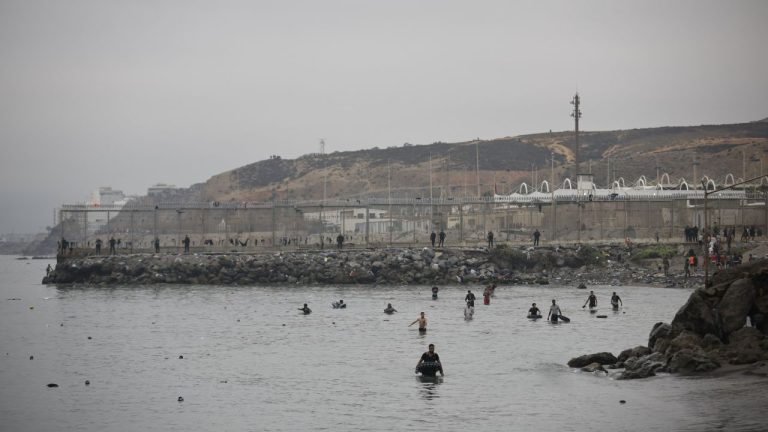 AFP: Zvonurile privind deschiderea frontierei au provocat exodul a zeci de mii de marocani spre Ceuta AFP Zvonurile privind deschiderea frontierei au provocat exodul a zeci de mii de marocani spre Ceuta