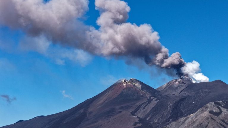 Activitatea vulcanului Etna a determinat închiderea parțială a spațiului aerian și restricții la aeroportul din Catania. Activitatea vulcanului Etna a determinat inchiderea partiala a spatiului aerian si restrictii la aeroportul din Catania