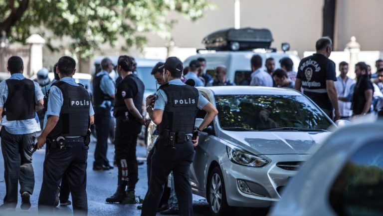 Autoritățile din Turcia au reținut 17 oficiali ai cluburilor de fotbal. Raiduri simultane în Istanbul și în alte 9 provincii. Autoritatile din Turcia au reinut 17 oficiali ai cluburilor de fotbal Raiduri simultane in Istanbul si in alte 9 provincii