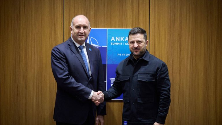 Bulgaria a semnat declarația Coaliției de Voință, la o zi după ce premierul a declarat că țara sa nu ar trebui să fie implicată acolo. Bulgaria a semnat declaratia Coalitiei de Vointa la o zi dupa ce premierul a declarat ca tara sa nu ar trebui sa fie implicata acolo