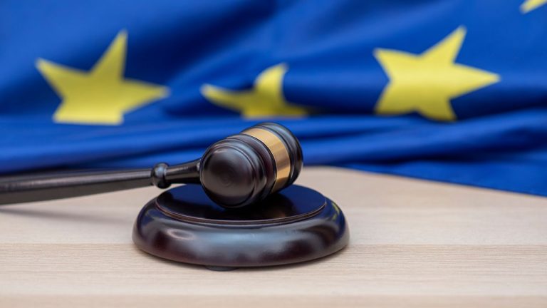CEDO renunță să se pronunțe asupra interdicției fumatului în închisori. Decizia anterioară este anulată și devine fără efect. CEDO renunta sa se pronunte asupra interdictiei fumatului in inchisori Decizia anterioara este anulata si devine fara efect