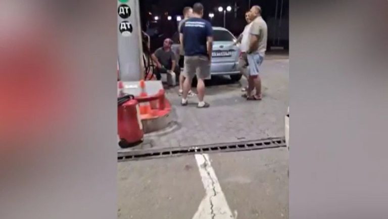 Criza carburanților devine o normalitate în Rusia. Poliția a fost mobilizată la benzinării pentru a controla cozile enorme. Criza carburantilor devine o normalitate in Rusia Politia a fost mobilizata la benzinarii pentru a controla cozile enorme