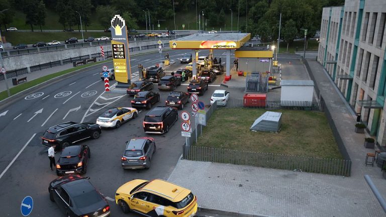 Criza de benzina din Rusia s a extins si in alte tari Statele in care combustibilul devine o problema