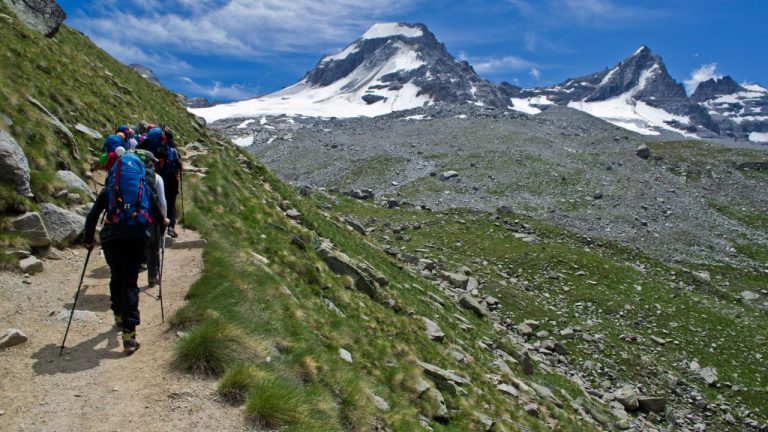 Doi alpiniști români au decedat pe muntele Gran Paradiso. Anunțul salvatorilor italieni Doi alpinisti romani au decedat pe muntele Gran Paradiso Anuntul salvatorilor italieni