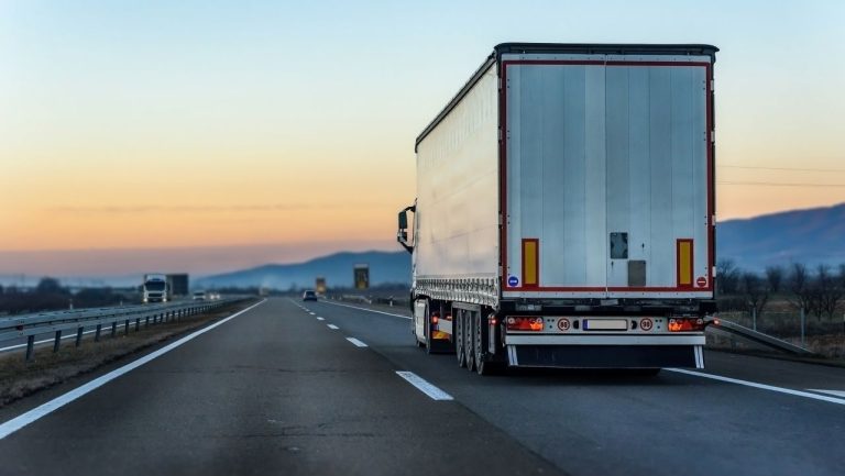 Doi turci au fost arestați în Grecia după ce poliția de frontieră a descoperit ce ascundeau într-un camion. Doi turci au fost arestati in Grecia dupa ce politia de frontiera a descoperit ce ascundeau intr un camion