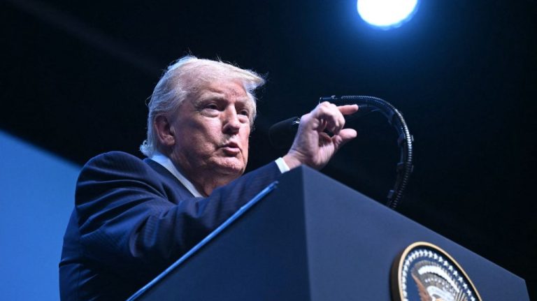 Donald Trump avertizează Iranul că următoarea țintă ar putea fi Muntele Târnăcopului, complexul nuclear secret de la Natanz. Donald Trump avertizeaza Iranul ca urmatoarea tinta ar putea fi Muntele Tarnacopului complexul nuclear secret de la Natanz