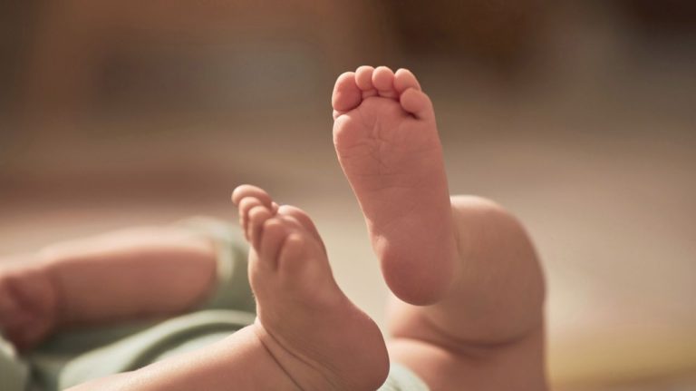 Franta implementaza un nou concediu platit pentru nasterea sau adoptia unui copil disponibil pentru ambii parinti