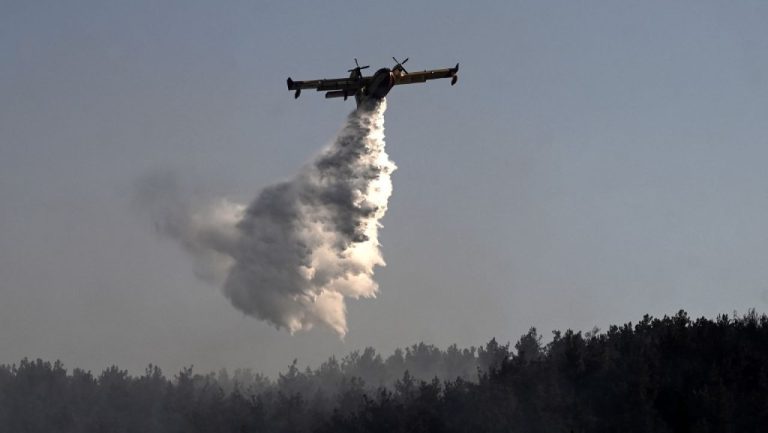 Incendiile de vegetație din Grecia provoacă victime. Cel puțin două persoane au decedat. Incendiile de vegetatie din Grecia provoaca victime Cel pustin doua persoane au decedat