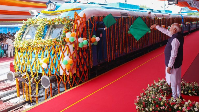 India a lansat primul tren alimentat cu hidrogen, un pas spre decarbonizarea transportului feroviar. GALLERY FOTO India a lansat primul tren alimentat cu hidrogen un pas spre decarbonizarea transportului feroviar GALLERY FOTO