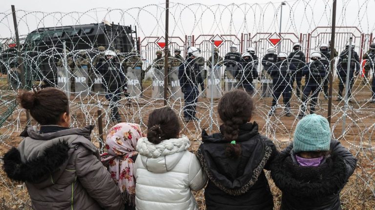 Letonia, noua țintă a războiului hibrid al lui Lukașenko: tot mai mulți migranți forțează granițele, armata va interveni. Letonia noua tinta a razboiului hibrid al lukasenco tot mai multi migranti forteaza granitele armata va interveni