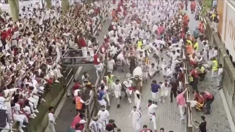 Momente de panică la alergările cu taurii din Pamplona. Un participant a fost lovit în față de un taur. Momente de panica la alergarile cu taurii din Pamplona Un participant a fost lovit in fata de un taur