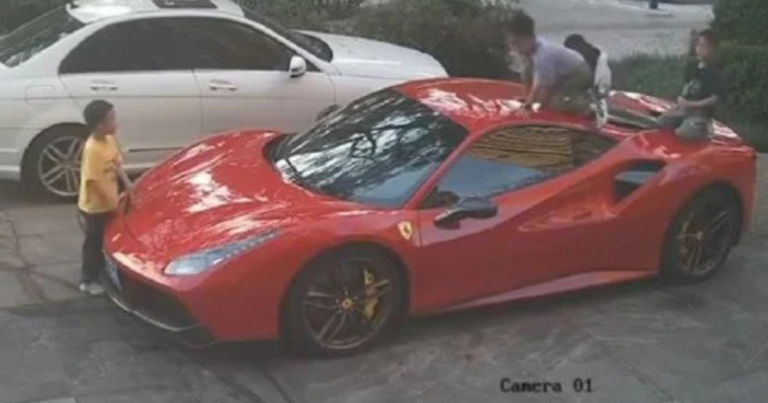 Momentul în care patru copii vandalizează un Ferrari de aproape 700.000 de dolari. Ce au înregistrat camerele de supraveghere. Momentul in care patru copii vandalizeaza un Ferrari de aproape 700000 de dolari Ce au inregistrat camerele de supraveghere