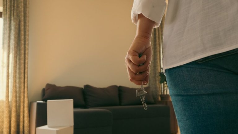 O femeie din Germania va fi dată afară din apartamentul în care a locuit timp de 50 de ani din cauza unei erori bancare la plata chiriei. O femeie din Germania va fi data afara din apartamentul in care a locuit timp de 50 de ani din cauza unei erori bancare la plata chiriei