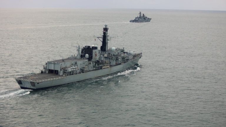 O navă militară a Rusiei, urmărită de o nava a Marinei Regale, a deschis focul în apropierea Marii Britanii. Ce s-a întâmplat apoi? O nava militara a Rusiei urmarita de o nava a Marinei Regale a deschis focul in apropierea Marii Britanii Ce s a intamplat apoi
