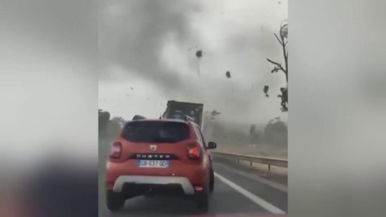 O tornadă a răsturnat camioanele de pe drum și a rădăcinat copacii, în Franța. O tornada a rasturnat camioanele de pe drum si a radacinat copacii in Franta