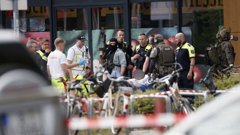 Ostatică într-un supermarket din Berlin. Un bărbat reține o femeie sechestrată încă din seara de vineri. Ce revendicări are? Ostatic dintr un supermarket din Berlin Un brbat reine o femeie sechestrat nca din seara de vineri Ce revendicri are