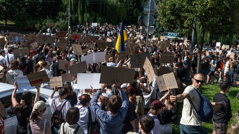 Proteste în Ucraina după demiterea ministrului Apărării: „Fedorov a dezvăluit corupția”. GALERIE FOTO Proteste in Ucraina dupa demiterea ministrului Apararii Fedorov a dezvaluit coruptia GALERIE FOTO