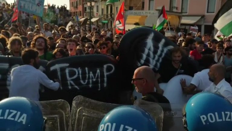 Proteste la Veneția cu ocazia sosirii iahtului emisarului SUA. Italianilor nu le prea place președintele Donald Trump. Proteste la Venitia cu ocazia sosirii iahtului emisarului SUA Italianilor nu le prea place presedintele Donald Trump