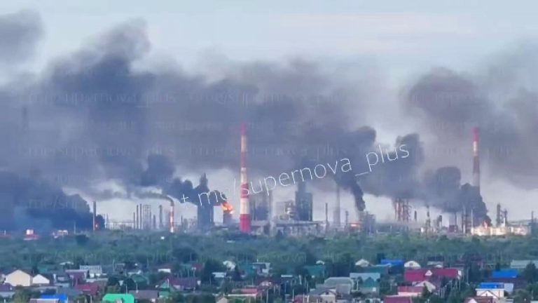 Rusia suferă pierderi uriașe în capacitățile de rafinare din cauza atacurilor cu drone. Prețul benzinei crește tot mai mult. Rusia sufera pierderi uriase in capacitatile de rafinare din cauza atacurilor cu drone Pretul benzinei creste tot mai mult