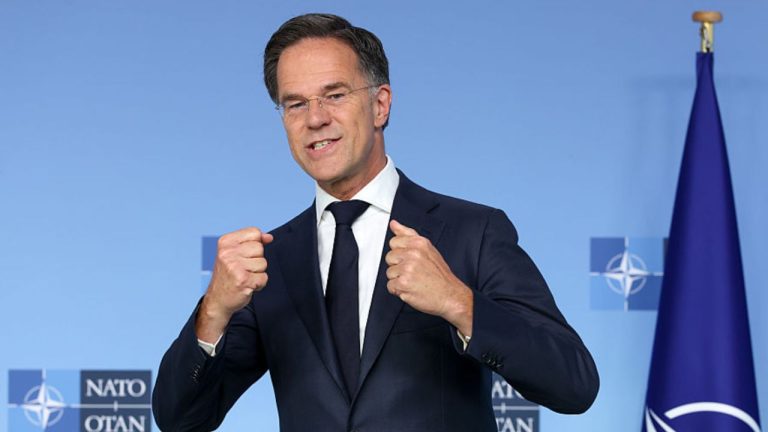 Rutte: Ucraina lovește eficient rafinăriile Rusiei. „Oamenii așteaptă toată noaptea pentru benzină. Votanții nu sunt mulțumiți” Rutte Ucraina loveste eficient rafinariile Rusiei Oamenii asteapta toata noaptea pentru benzina Votantii nu sunt multumiti