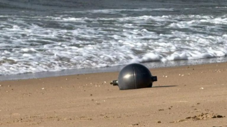 Sfere misterioase aduse de valuri pe o plajă din Queensland. Populația a fost avertizată să nu le atingă. Sfere misterioase aduse de valuri pe o plaja din Queensland Populatia a fost avertizata sa nu le atinga