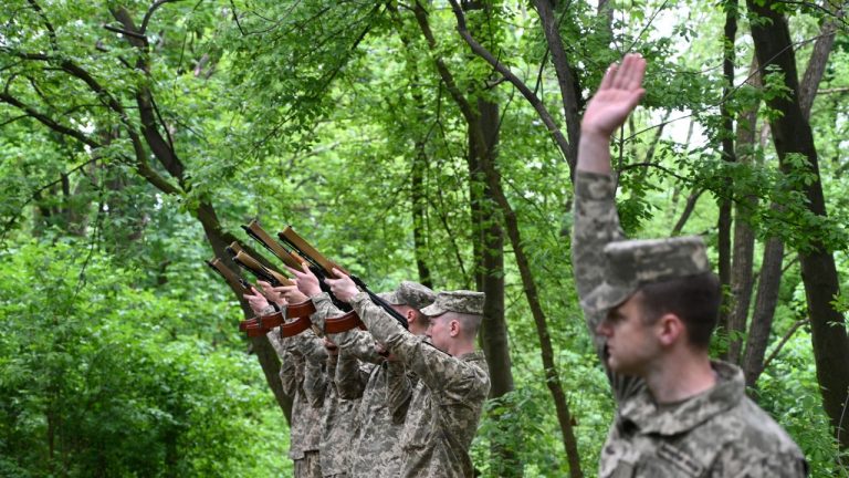 Violențe la Liov în contextul recrutării militare. Oamenii au blocat accesul ofițerilor de recrutare și le-au răsturnat mașina. Violente la Liov in contextul recrutarii militare Oamenii au blocat accesul ofiterilor de recrutare si le au rasturnat masina