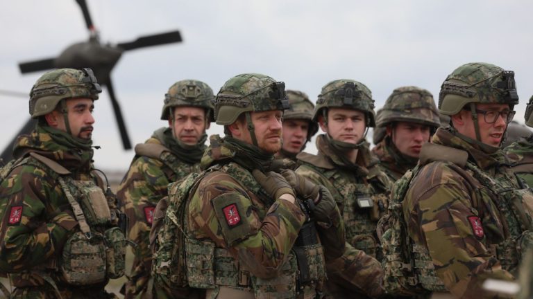 Reuters: Vladimir Putin ia în considerare posibile atacuri asupra bazelor NATO din România și țările baltice Vladimir Putin ia in considerare posibile atacuri asupra bazelor NATO din Romania si tarile baltice