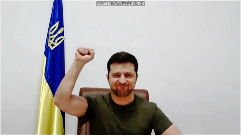 Volodimir Zelenski: Ucraina a atacat pentru a doua oară o rafinărie de petrol din Rusia, situată la 1.300 de km distanță Volodimir Zelenski Ucraina a atacat pentru a doua oara o rafinarie de petrol din Rusia situata la 1300 de km distanta