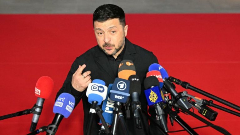 Zelenski surprins la parada de Ziua Frantei rupand capacul unei sticle de plastic Gestul a devenit viral
