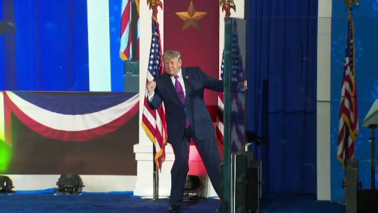 cu ocazia zilei americii donald trump a emis un nou avertisment referitor la pericolul comunist si i a criticat pe progresisti